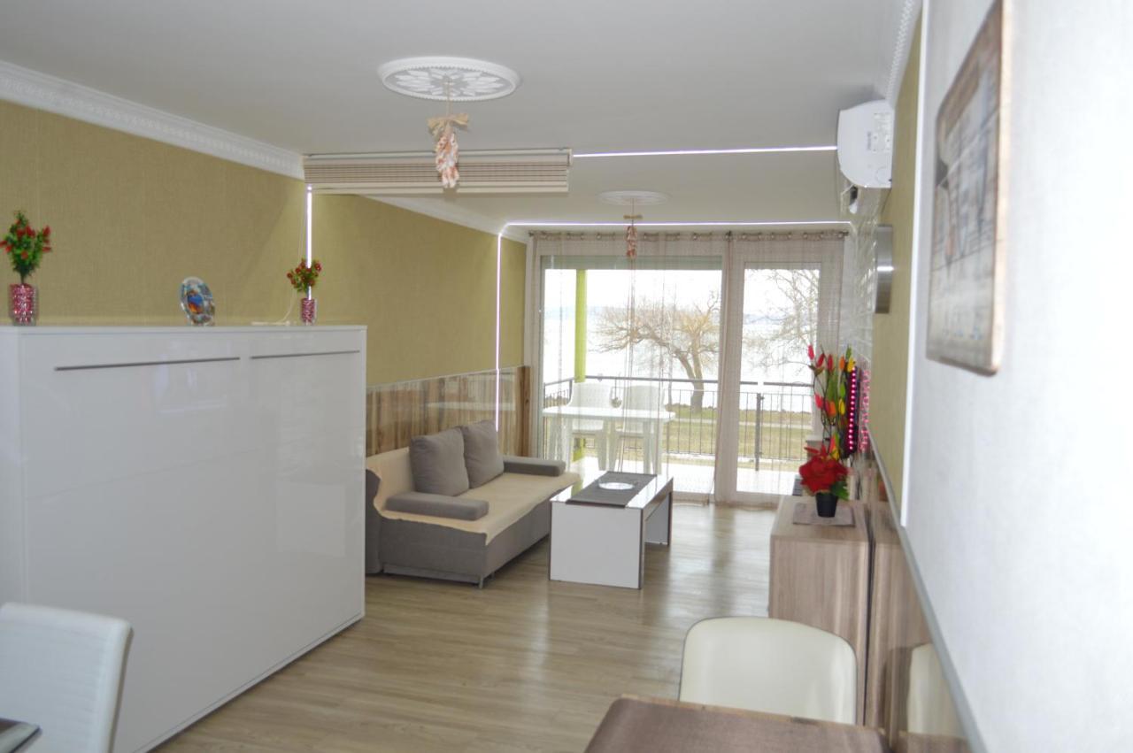 شقة Siofok Ezuestpart Granada 2 Koezvetlen Vizparti Apartman المظهر الخارجي الصورة