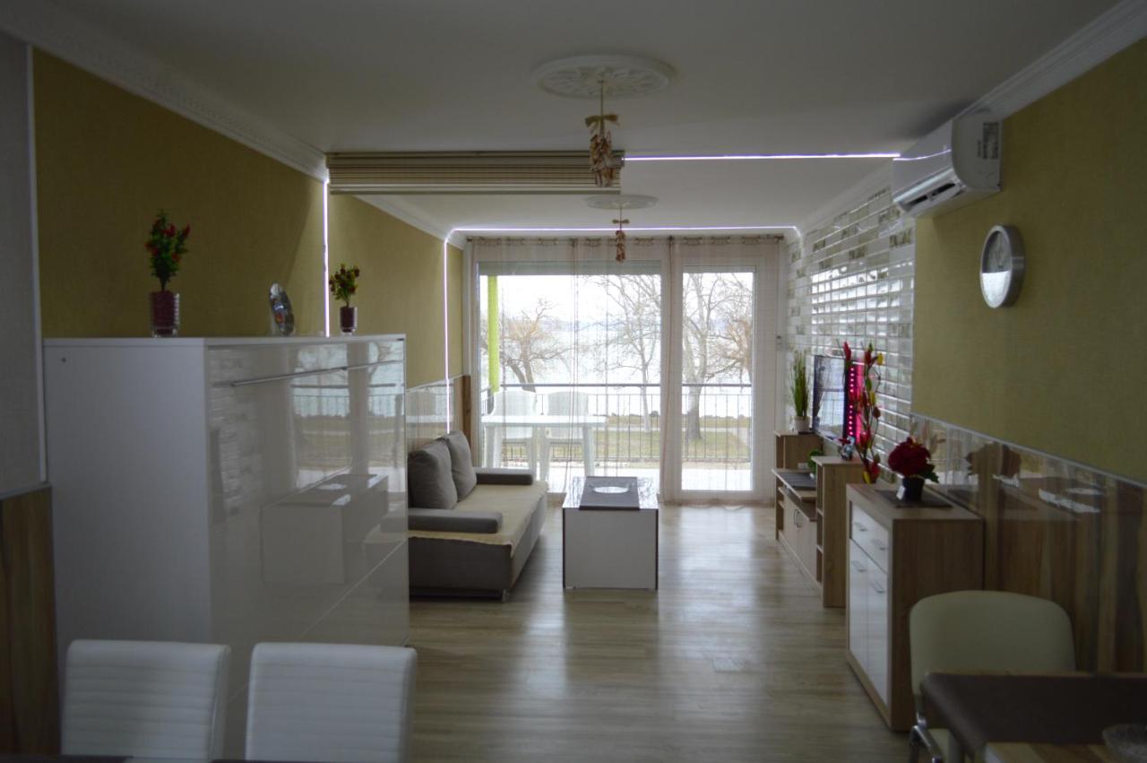 شقة Siofok Ezuestpart Granada 2 Koezvetlen Vizparti Apartman المظهر الخارجي الصورة
