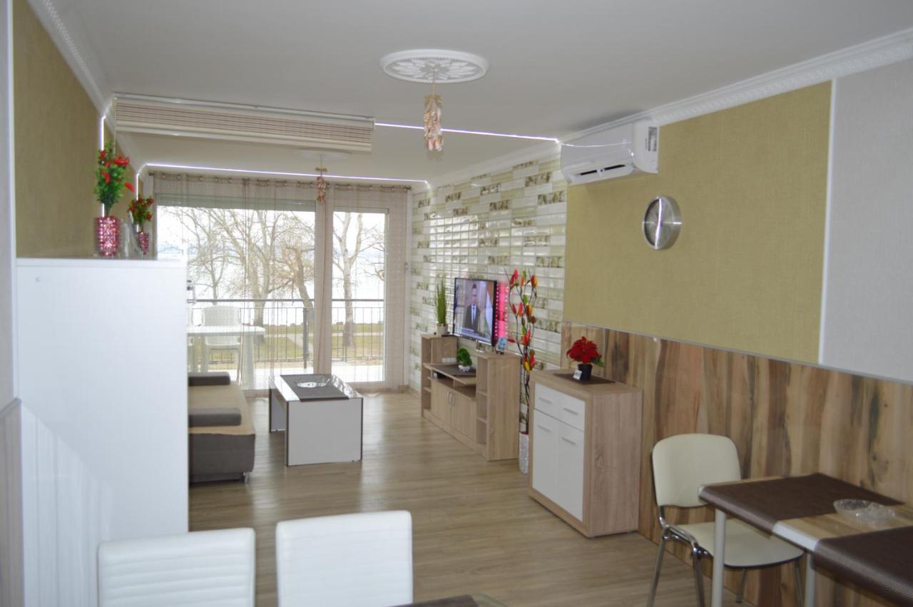 شقة Siofok Ezuestpart Granada 2 Koezvetlen Vizparti Apartman المظهر الخارجي الصورة