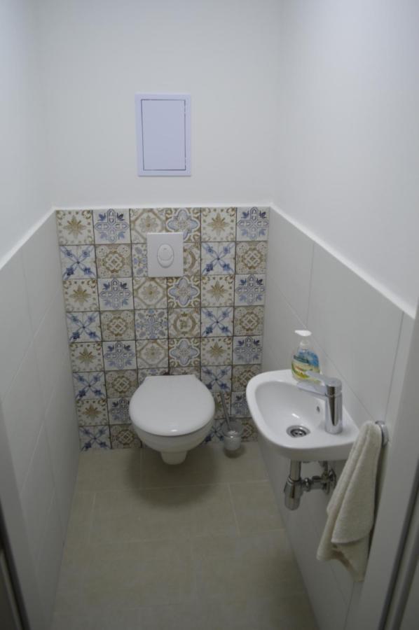 شقة Siofok Ezuestpart Granada 2 Koezvetlen Vizparti Apartman المظهر الخارجي الصورة