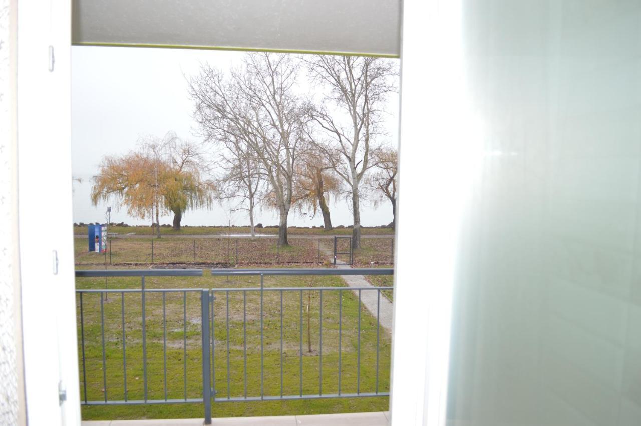 شقة Siofok Ezuestpart Granada 2 Koezvetlen Vizparti Apartman المظهر الخارجي الصورة