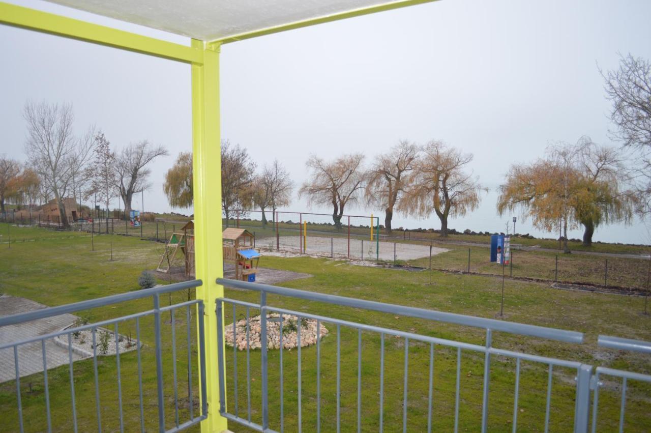شقة Siofok Ezuestpart Granada 2 Koezvetlen Vizparti Apartman المظهر الخارجي الصورة