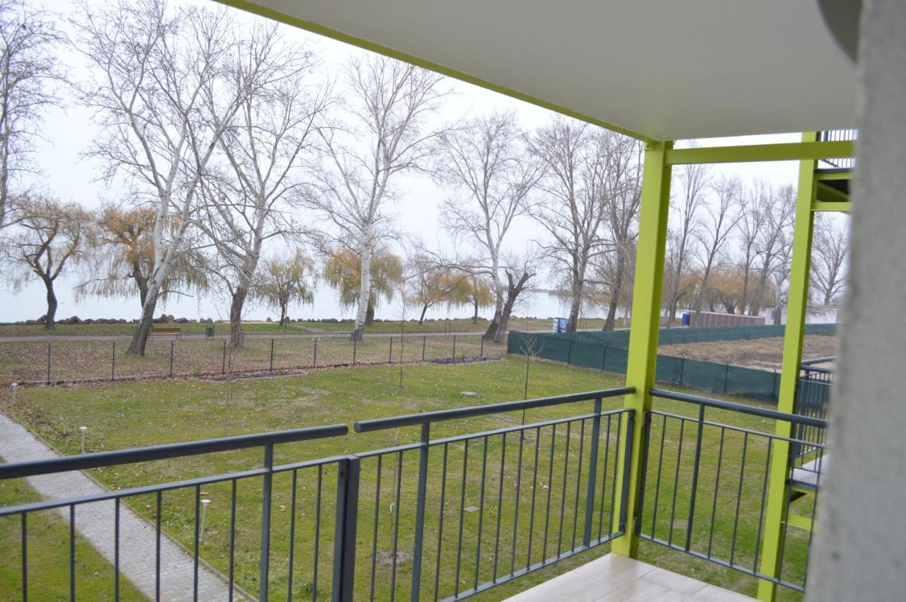 شقة Siofok Ezuestpart Granada 2 Koezvetlen Vizparti Apartman المظهر الخارجي الصورة