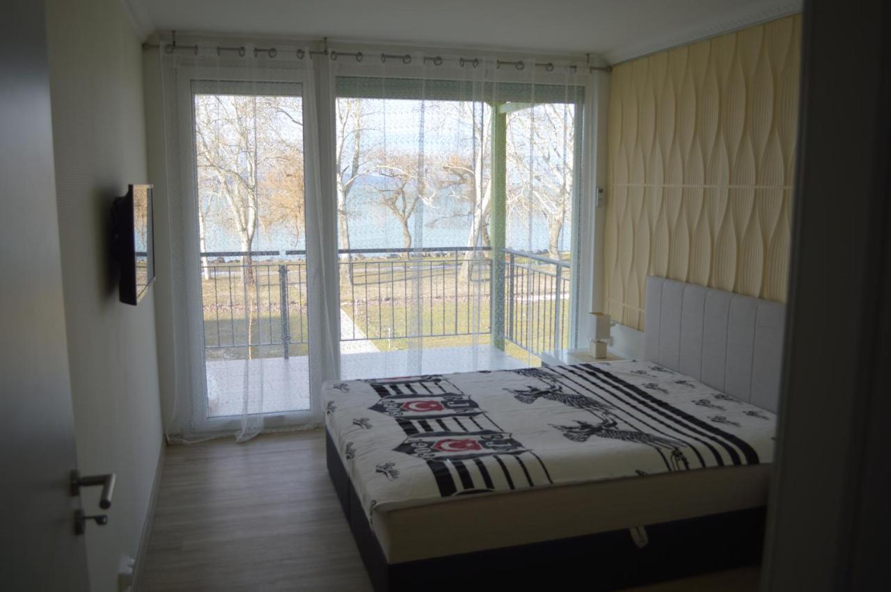 شقة Siofok Ezuestpart Granada 2 Koezvetlen Vizparti Apartman المظهر الخارجي الصورة
