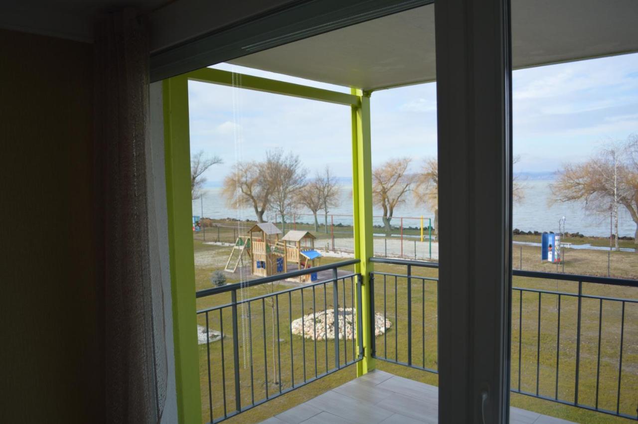شقة Siofok Ezuestpart Granada 2 Koezvetlen Vizparti Apartman المظهر الخارجي الصورة